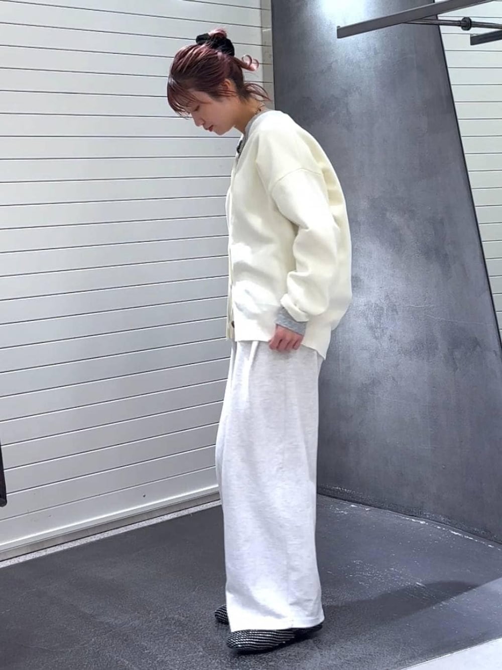 ブラック系のパンプス、グレー系のTシャツ/カットソー、ベージュ系のスウェットパンツを着用したレディースの冬コーディネートの6枚目の写真