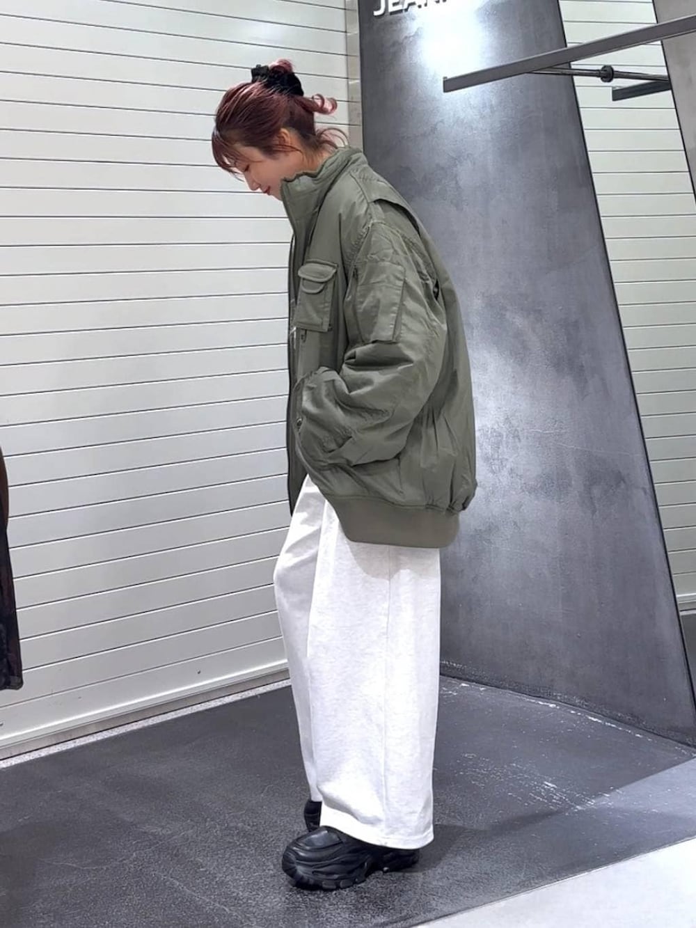 ホワイト系のTシャツ/カットソー、ブラック系のローファー、グリーン系のブルゾンを着用したレディースの冬コーディネートの6枚目の写真