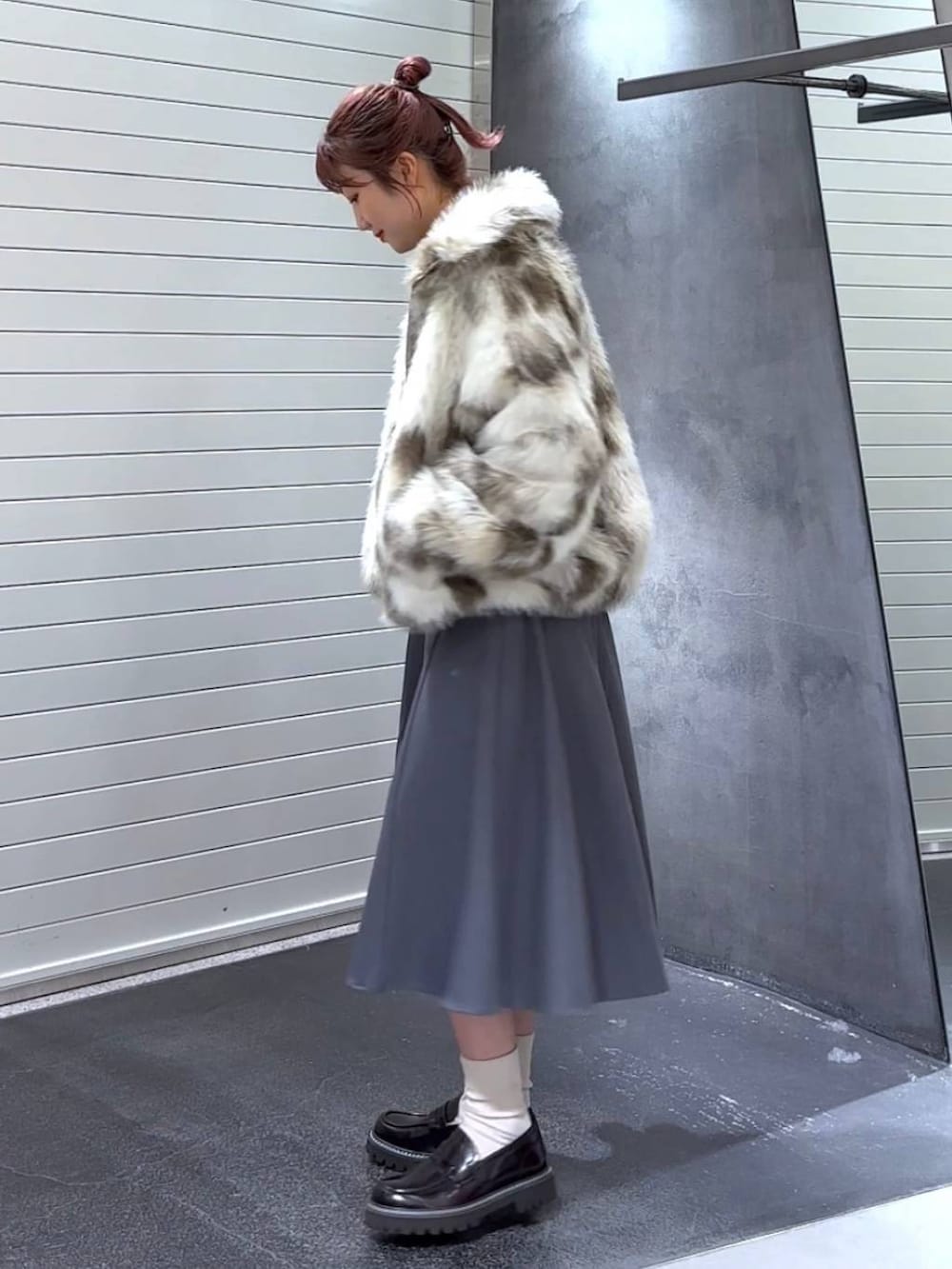 ホワイト系のブルゾン、ブラウン系のローファー、ホワイト系のニット/セーターを着用したレディースの秋コーディネートの6枚目の写真