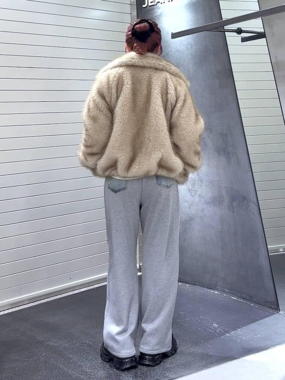 ベージュ系のブルゾン、ホワイト系のTシャツ/カットソー、ブラック系のローファーを着用したレディースの冬コーディネートの6枚目の写真