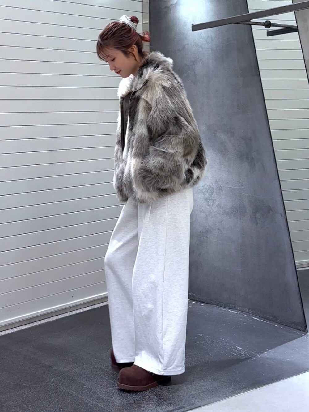 グレー系のブルゾン、ブラウン系のその他シューズ、グレー系のスウェットを着用したレディースの秋コーディネートの6枚目の写真