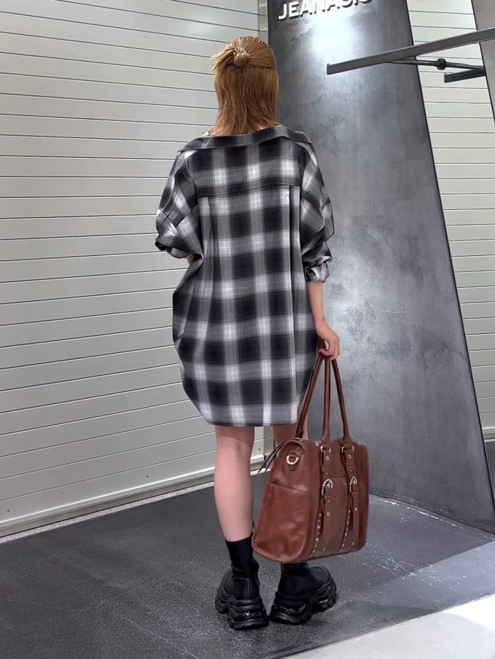 グレー系のシャツ/ブラウス、ブラック系のブーツ、ホワイト系のタンクトップを着用したレディースの秋コーディネートの5枚目の写真