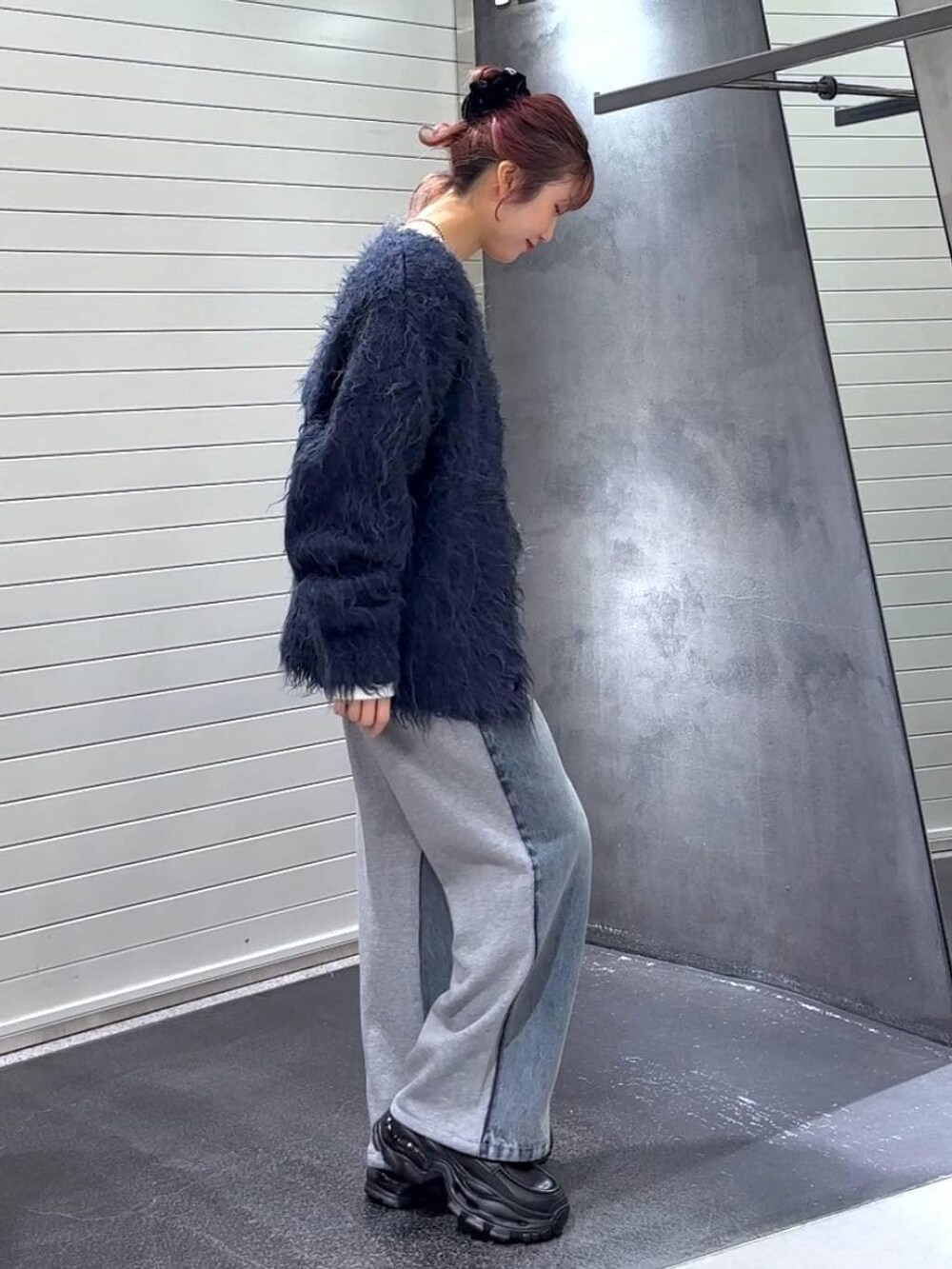 ホワイト系のTシャツ/カットソー、ブラック系のローファー、ブルー系のデニムパンツを着用したレディースの冬コーディネートの5枚目の写真