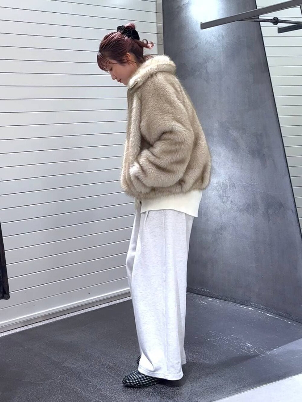 ベージュ系のブルゾン、ブラック系のパンプス、グレー系のTシャツ/カットソーを着用したレディースの冬コーディネートの6枚目の写真