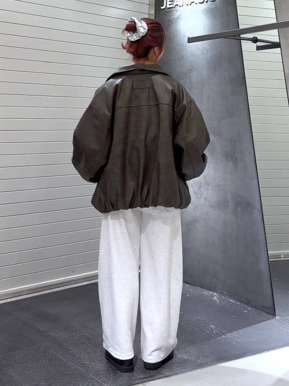 ホワイト系のその他トップス、ブラック系のその他シューズ、ブルー系のニット/セーターを着用したレディースの秋コーディネートの5枚目の写真