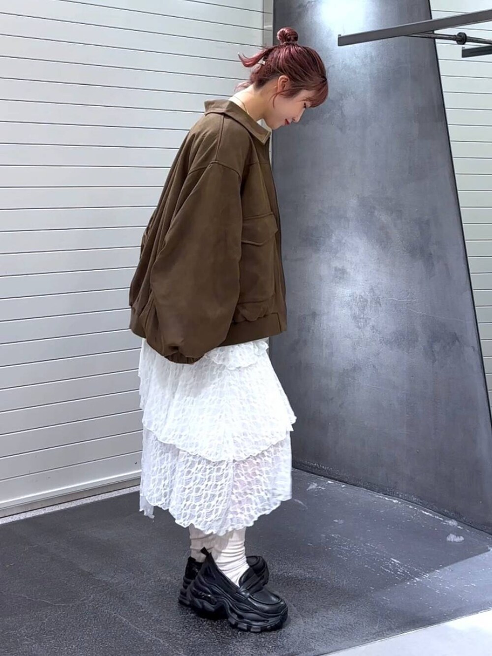 ブラック系のローファー、ホワイト系のスカート、ホワイト系のニット/セーターを着用したレディースの秋コーディネートの4枚目の写真