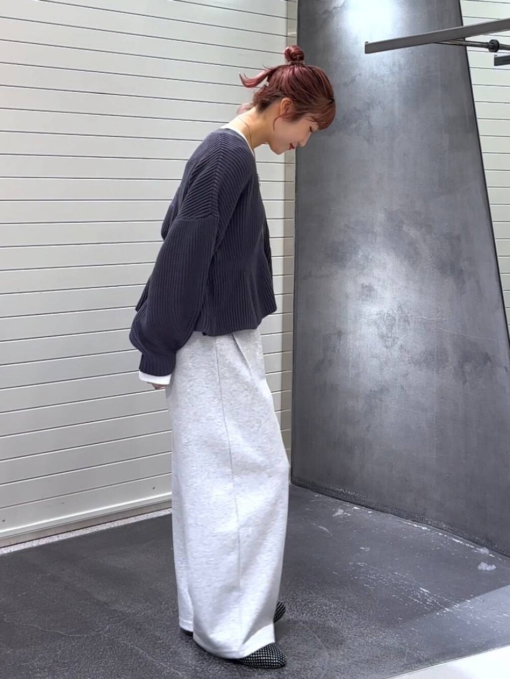 ホワイト系のTシャツ/カットソー、グレー系のスウェットパンツ、パープル系のカーディガン/ボレロを着用したレディースの秋コーディネートの4枚目の写真