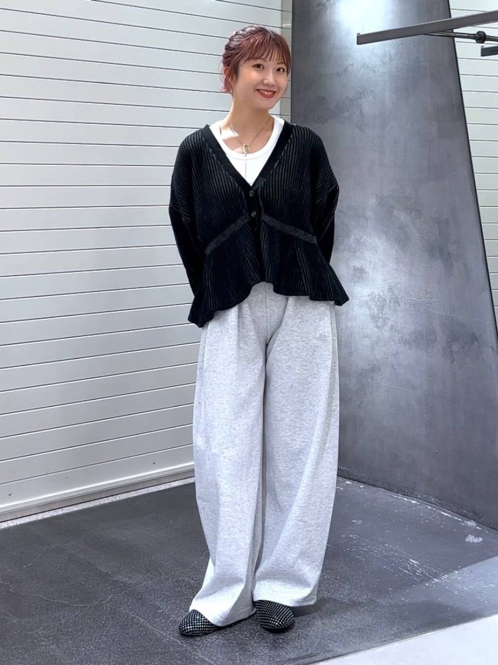 ホワイト系のTシャツ/カットソー、グレー系のスウェットパンツ、ブラック系のカーディガン/ボレロを着用したレディースの秋コーディネートの3枚目の写真