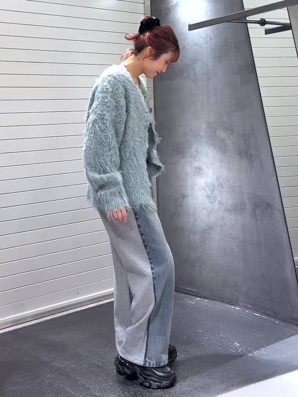 ホワイト系のTシャツ/カットソー、ブラック系のローファー、ブルー系のデニムパンツを着用したレディースの冬コーディネートの4枚目の写真