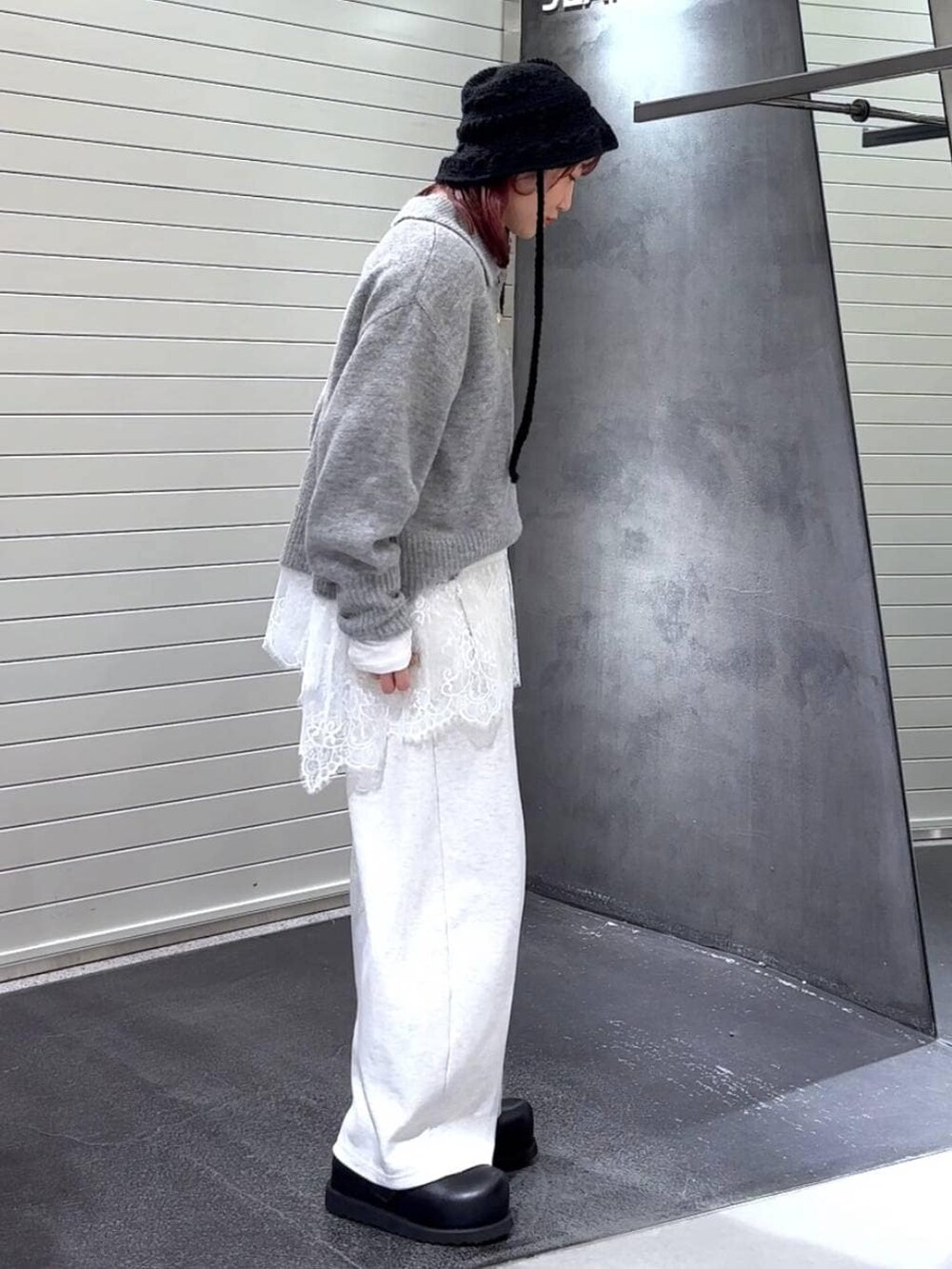 ブラック系のその他シューズ、ホワイト系のTシャツ/カットソー、ベージュ系のスウェットパンツを着用したレディースの冬コーディネートの4枚目の写真