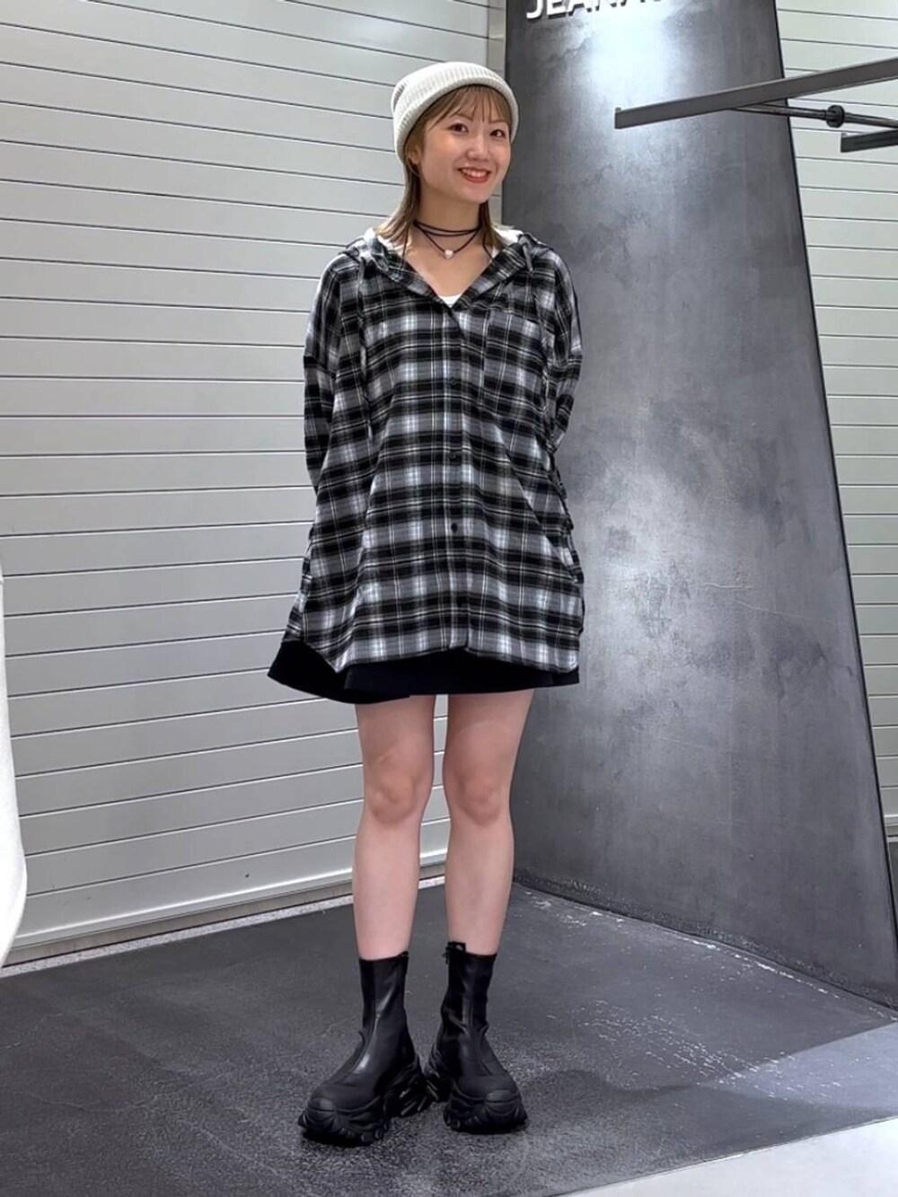 ホワイト系のTシャツ/カットソー、ブラック系のブーツ、ブラック系のパーカーを着用したレディースの秋コーディネートの3枚目の写真