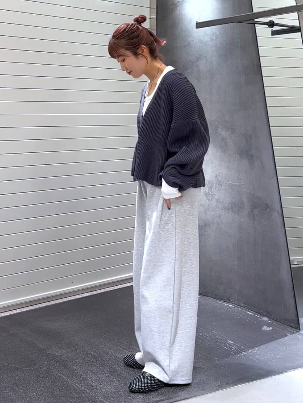 ホワイト系のTシャツ/カットソー、グレー系のスウェットパンツ、パープル系のカーディガン/ボレロを着用したレディースの秋コーディネートの6枚目の写真