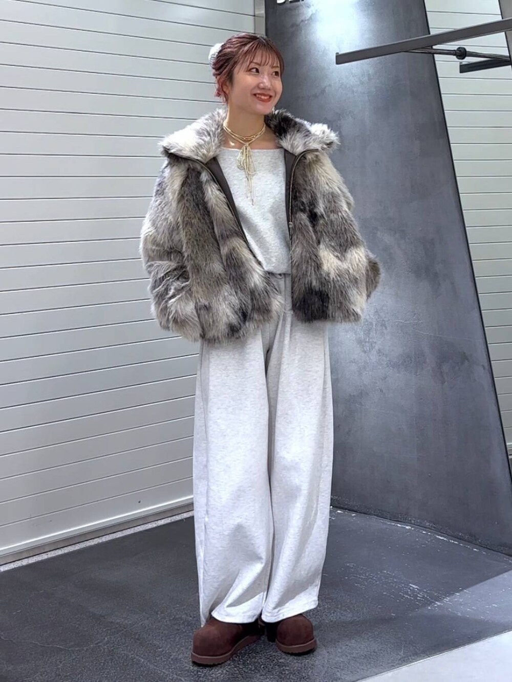 グレー系のブルゾン、ブラウン系のその他シューズ、グレー系のスウェットを着用したレディースの秋コーディネートの3枚目の写真