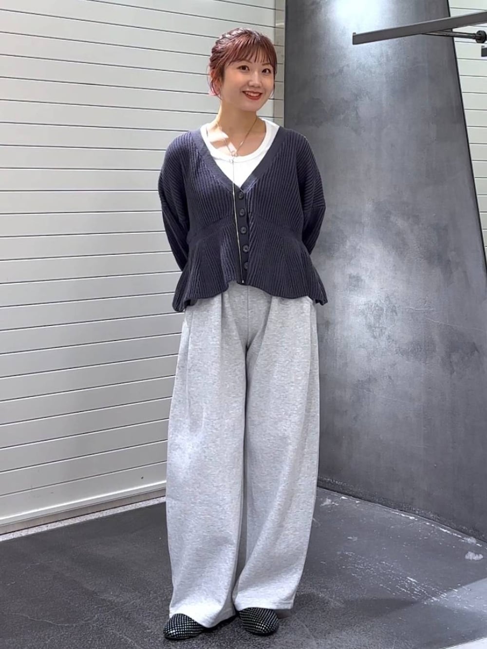 ホワイト系のTシャツ/カットソー、グレー系のスウェットパンツ、パープル系のカーディガン/ボレロを着用したレディースの秋コーディネートの2枚目の写真