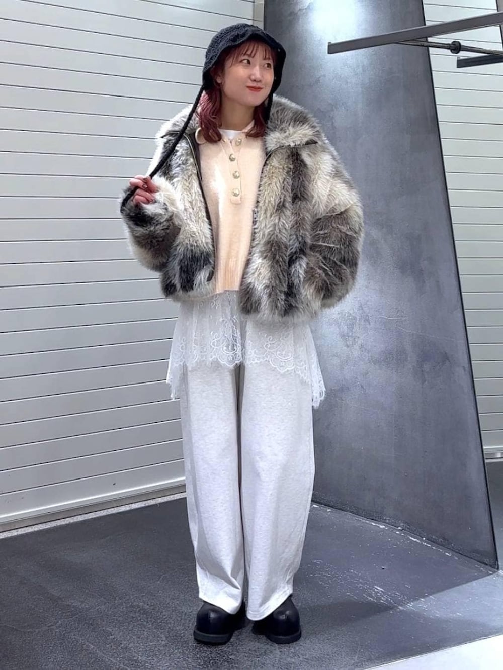 グレー系のブルゾン、ブラック系のその他シューズ、ホワイト系のTシャツ/カットソーを着用したレディースの冬コーディネートの3枚目の写真