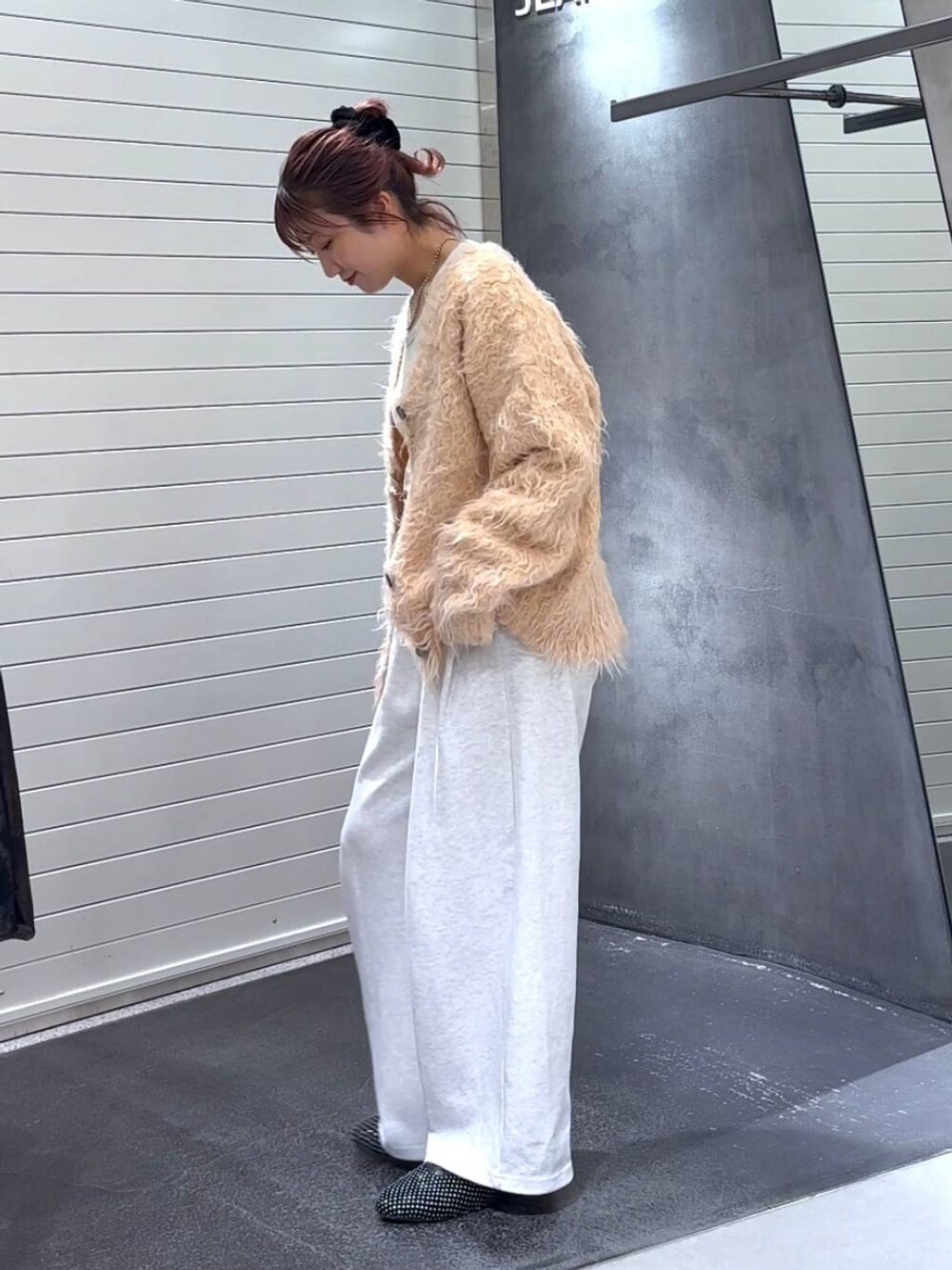 ホワイト系のTシャツ/カットソー、ブラック系のパンプス、オレンジ系のカーディガン/ボレロを着用したレディースの冬コーディネートの5枚目の写真