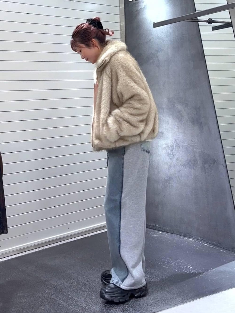 ベージュ系のブルゾン、ホワイト系のTシャツ/カットソー、ブラック系のローファーを着用したレディースの冬コーディネートの7枚目の写真