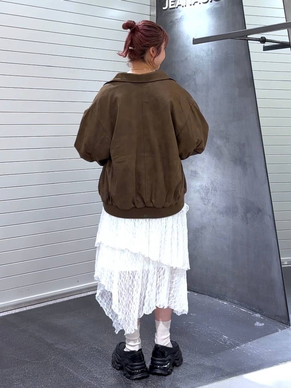 ブラック系のローファー、ホワイト系のスカート、ホワイト系のニット/セーターを着用したレディースの秋コーディネートの5枚目の写真