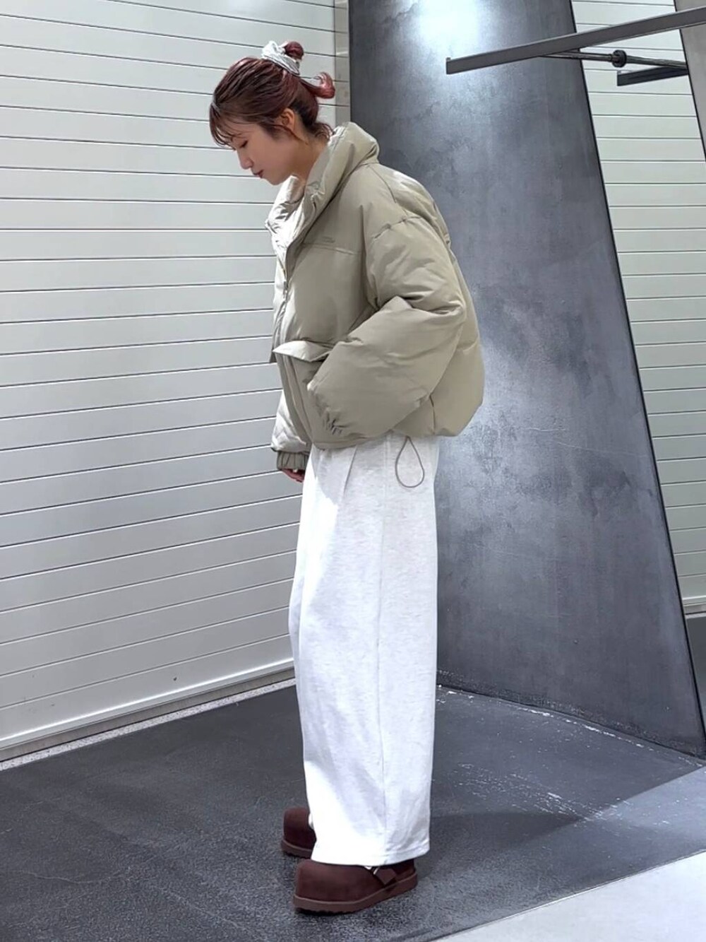 ベージュ系のブルゾン、ブラウン系のその他シューズ、グレー系のスウェットを着用したレディースの秋コーディネートの6枚目の写真