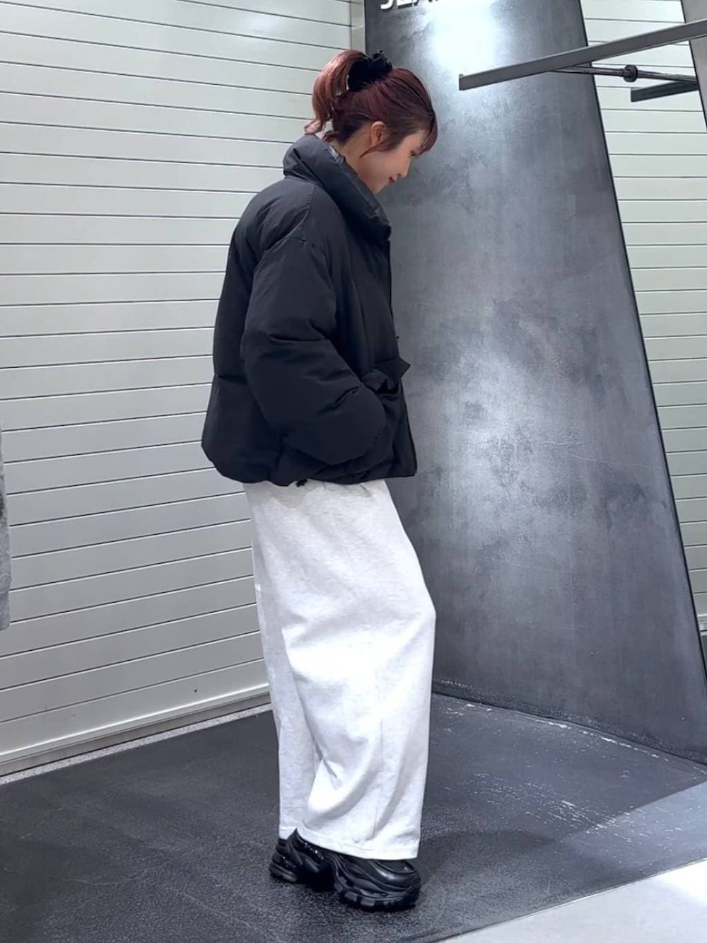 ブラック系のブルゾン、ブラック系のローファー、ベージュ系のスウェットパンツを着用したレディースの冬コーディネートの4枚目の写真