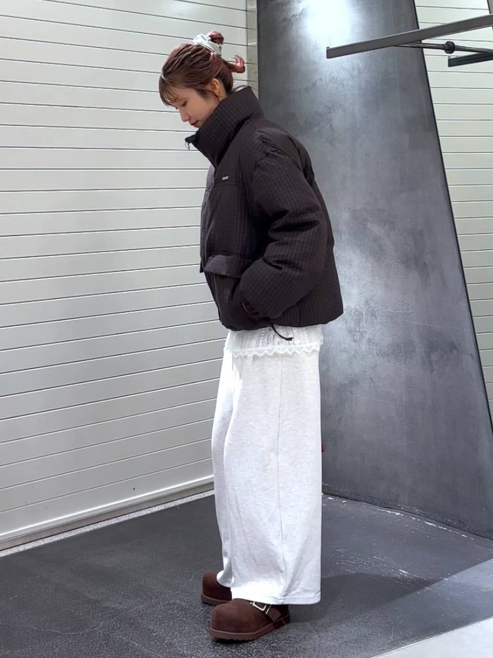 ブラウン系のブルゾン、ホワイト系のその他トップス、ブラウン系のその他シューズを着用したレディースの秋コーディネートの6枚目の写真