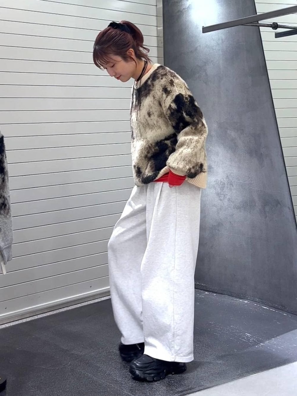 ブラウン系のニット/セーター、ブラック系のローファー、ベージュ系のスウェットパンツを着用したレディースの秋コーディネートの6枚目の写真