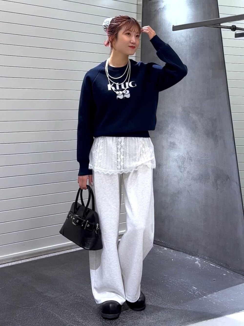 ホワイト系のその他トップス、ブラック系のその他シューズ、ブラック系のショルダーバッグを着用したレディースの秋コーディネートの2枚目の写真