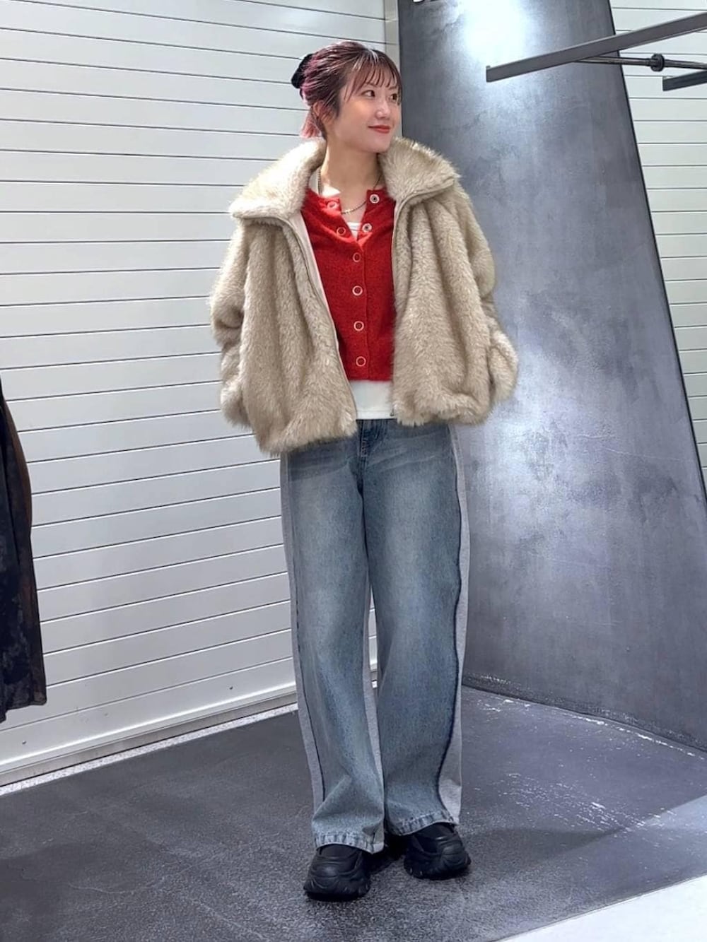 ベージュ系のブルゾン、ホワイト系のTシャツ/カットソー、ブラック系のローファーを着用したレディースの冬コーディネートの2枚目の写真