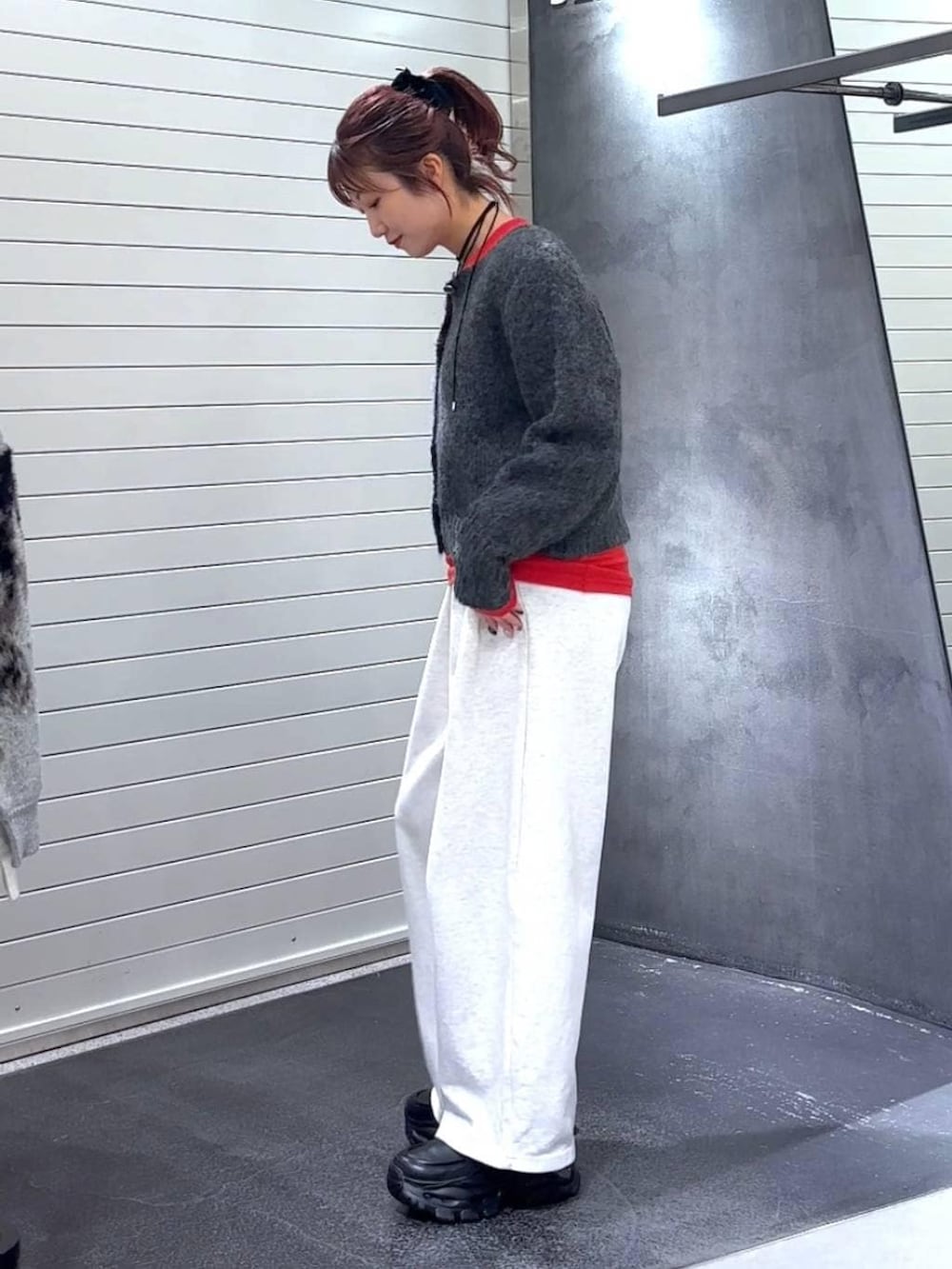 ブラック系のローファー、ベージュ系のスウェットパンツ、レッド系のTシャツ/カットソーを着用したレディースの冬コーディネートの6枚目の写真