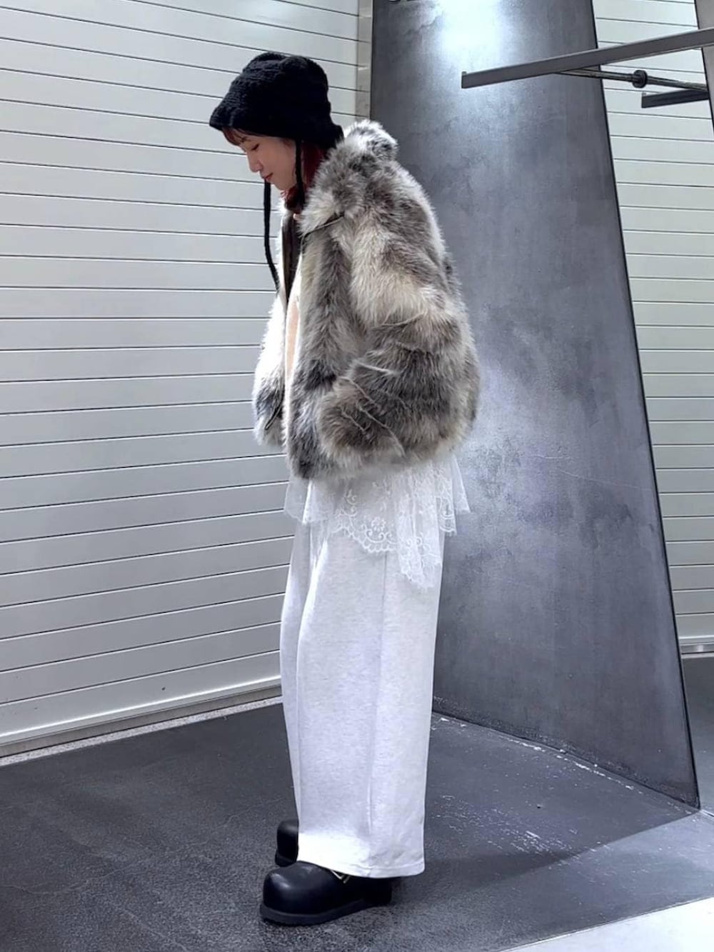 グレー系のブルゾン、ブラック系のその他シューズ、ホワイト系のTシャツ/カットソーを着用したレディースの冬コーディネートの5枚目の写真