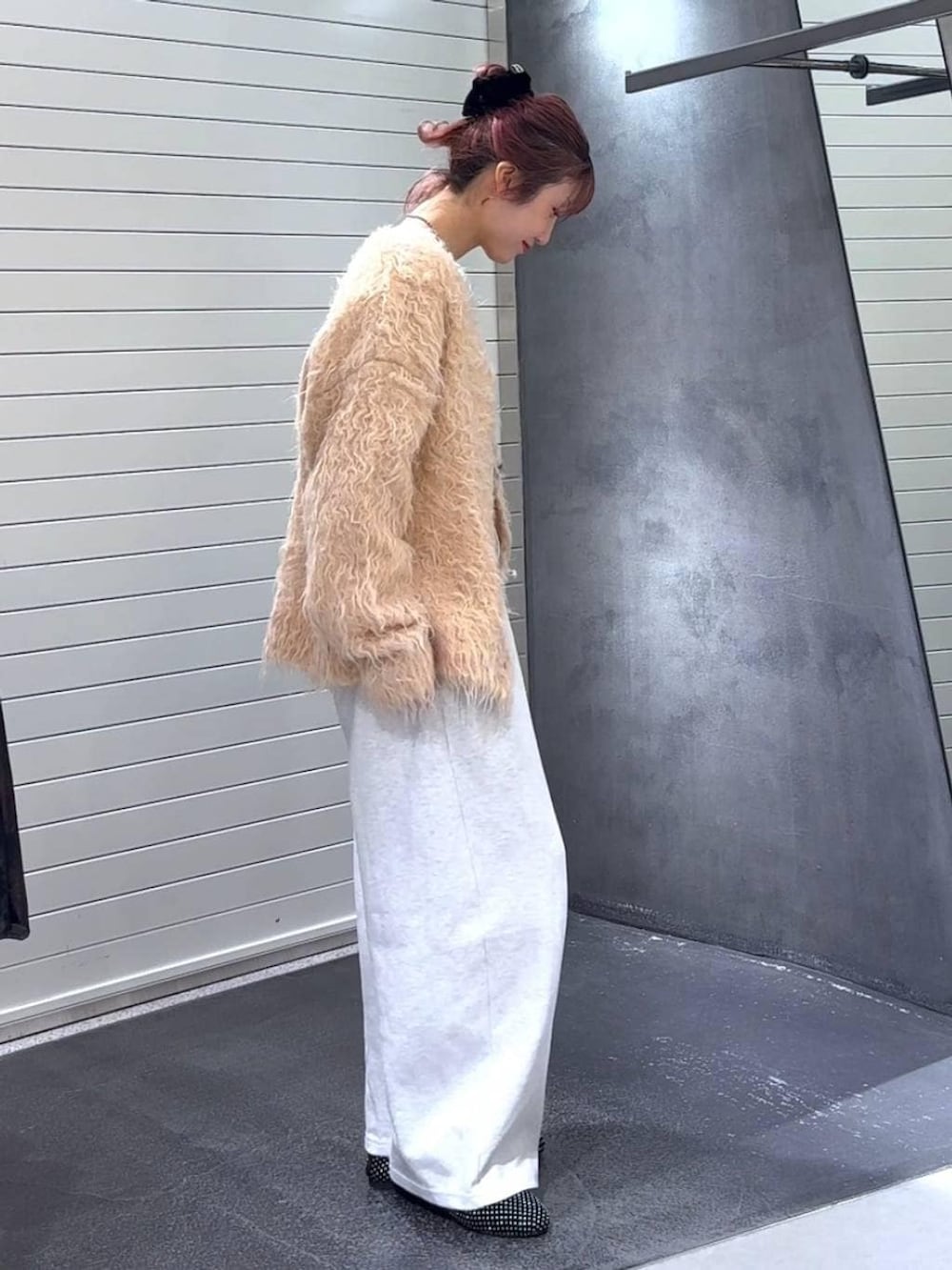 ホワイト系のTシャツ/カットソー、ブラック系のパンプス、オレンジ系のカーディガン/ボレロを着用したレディースの冬コーディネートの3枚目の写真