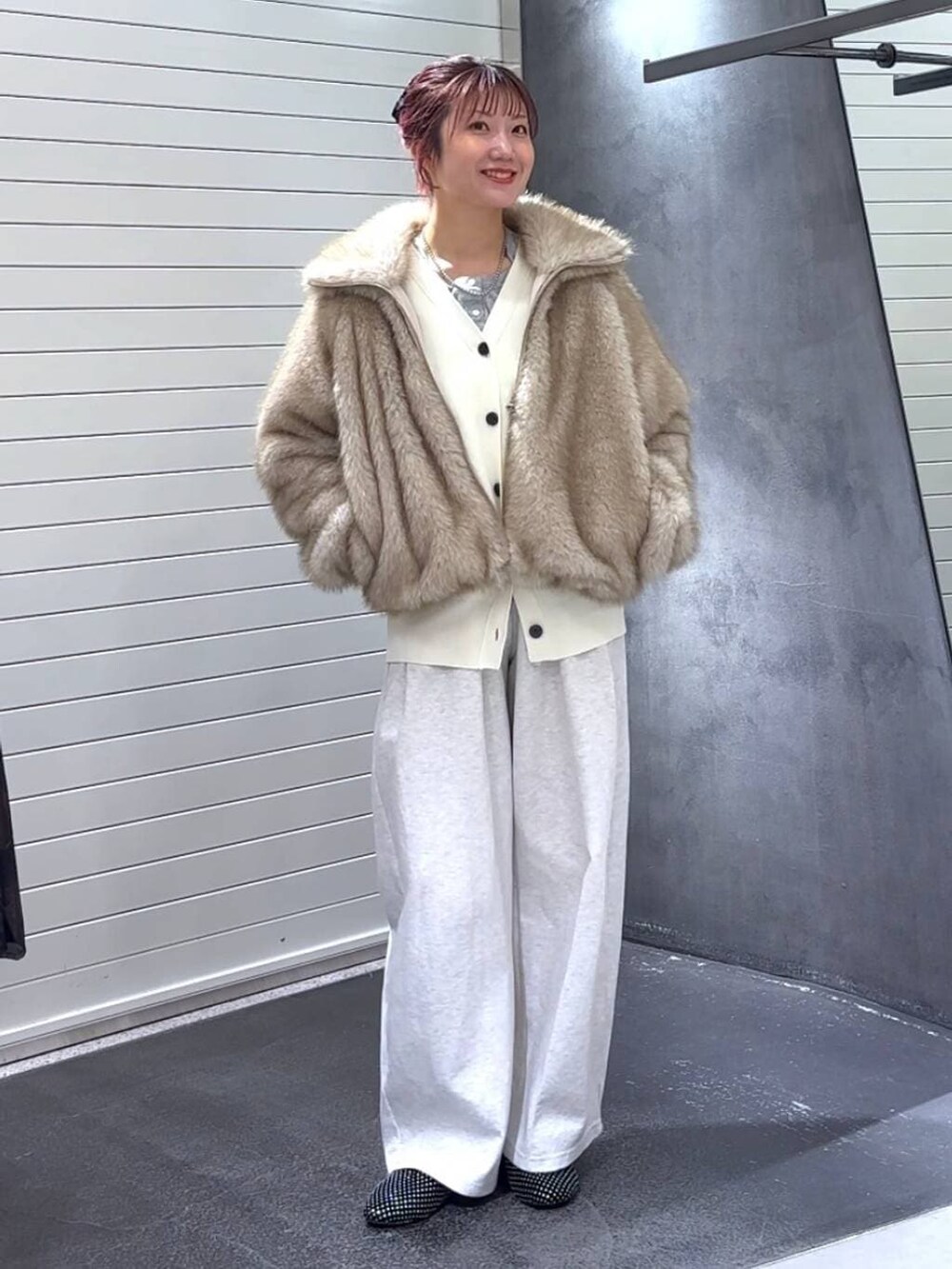 ベージュ系のブルゾン、ブラック系のパンプス、グレー系のTシャツ/カットソーを着用したレディースの冬コーディネートの2枚目の写真