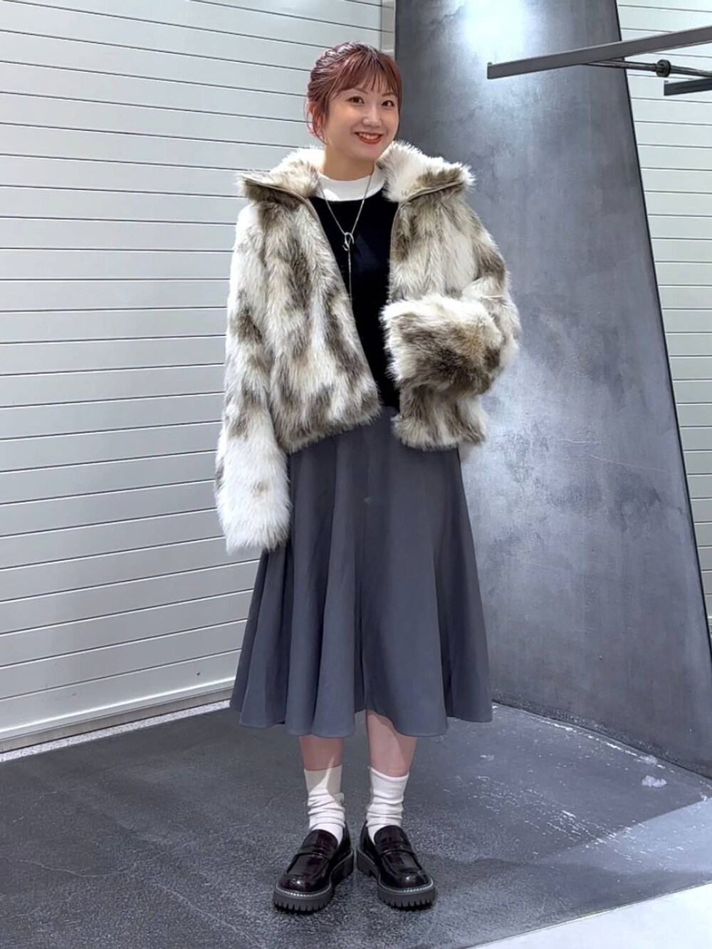 ホワイト系のブルゾン、ブラウン系のローファー、ホワイト系のニット/セーターを着用したレディースの秋コーディネートの3枚目の写真