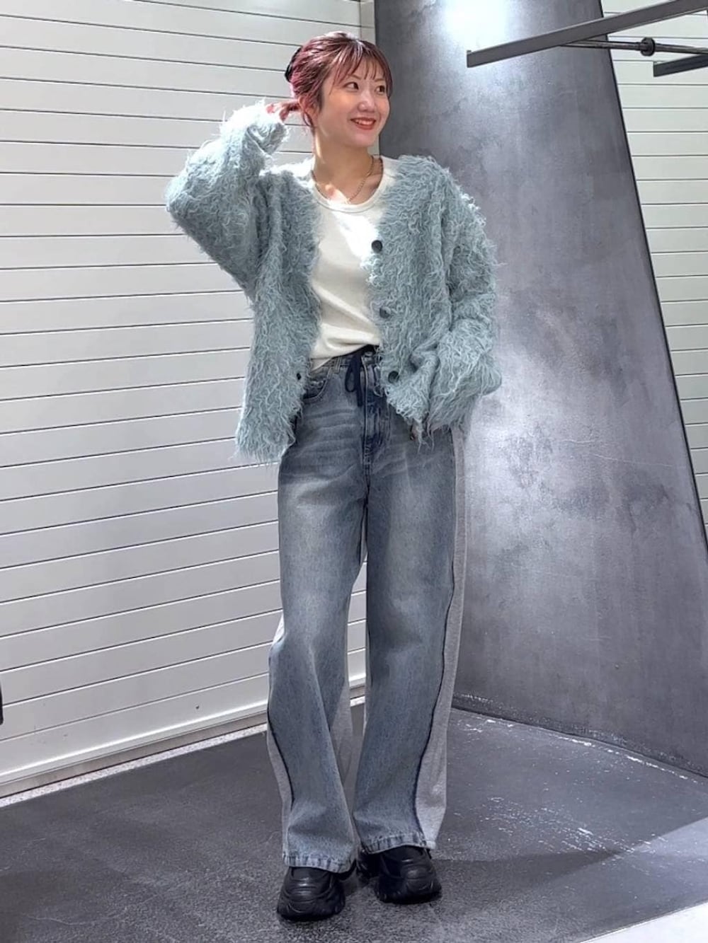 ホワイト系のTシャツ/カットソー、ブラック系のローファー、ブルー系のデニムパンツを着用したレディースの冬コーディネートの3枚目の写真