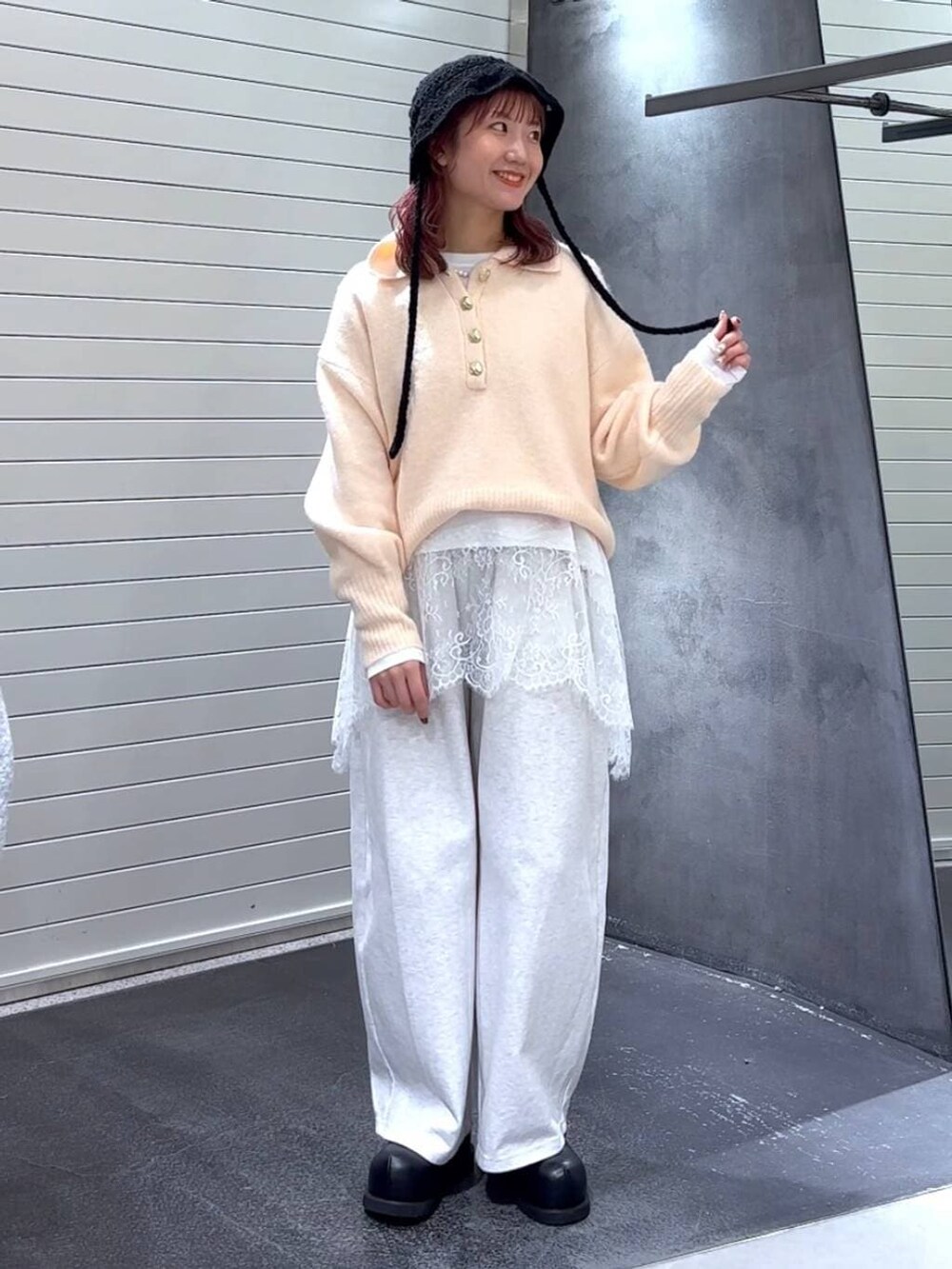 ブラック系のその他シューズ、ホワイト系のTシャツ/カットソー、ベージュ系のスウェットパンツを着用したレディースの冬コーディネートの2枚目の写真