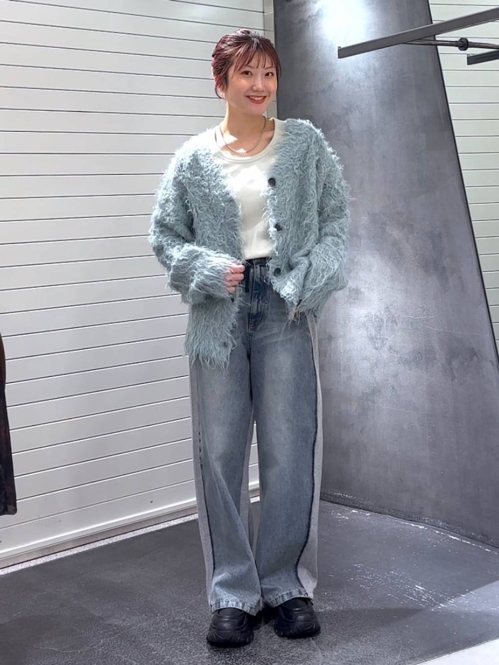 ホワイト系のTシャツ/カットソー、ブラック系のローファー、ブルー系のデニムパンツを着用したレディースの冬コーディネートの2枚目の写真