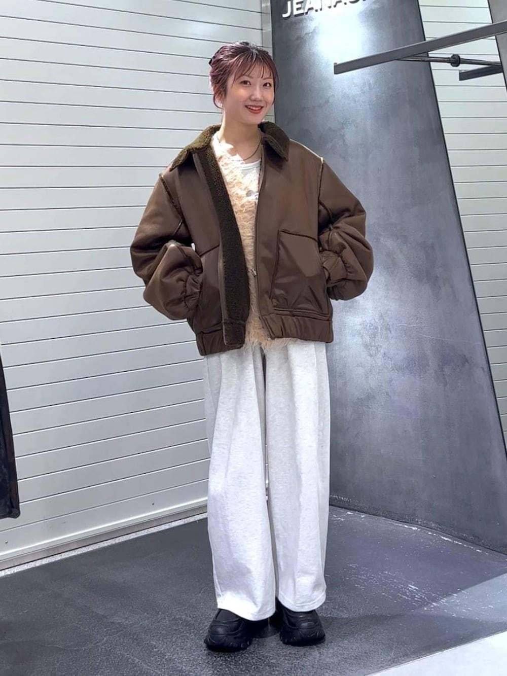 ホワイト系のTシャツ/カットソー、ブラック系のローファー、ブラウン系のブルゾンを着用したレディースの冬コーディネートの4枚目の写真