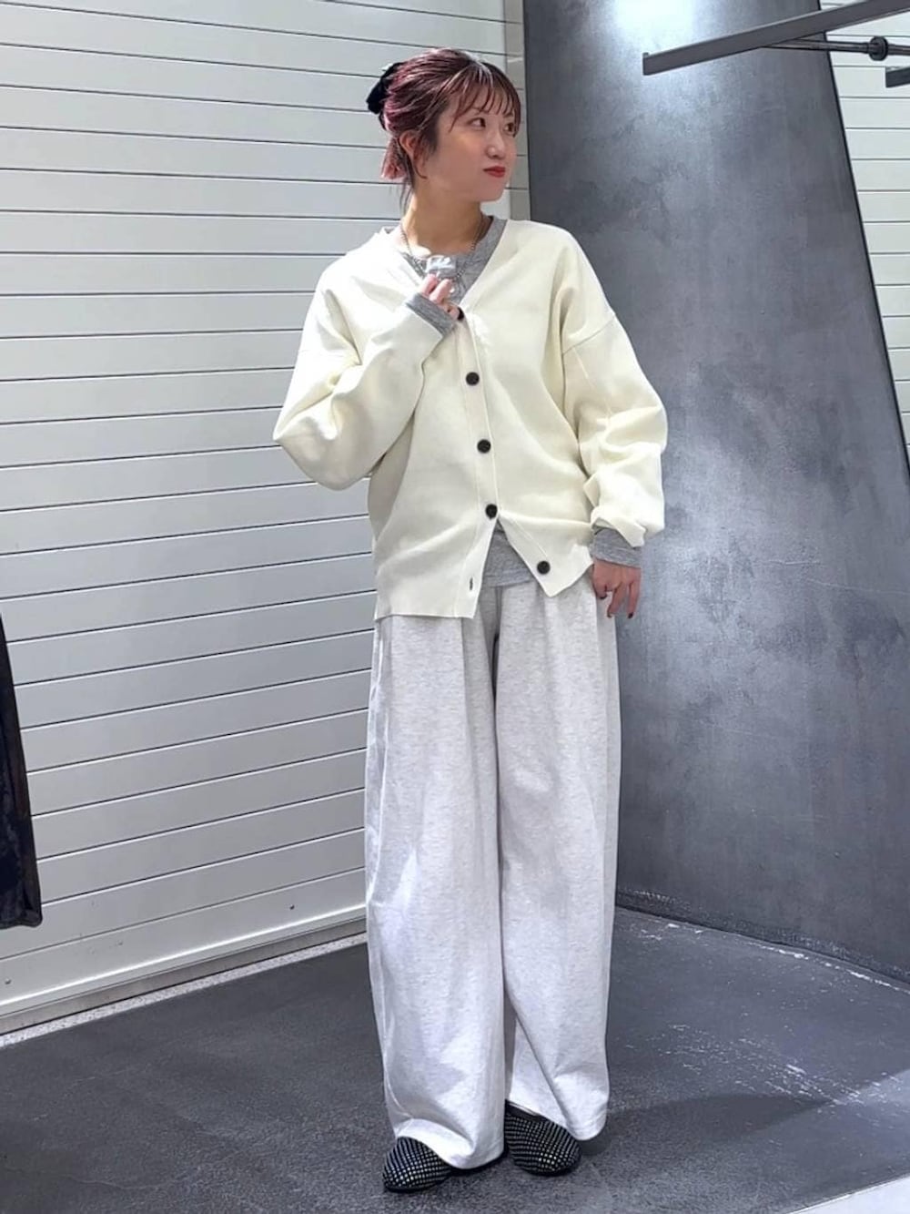 ブラック系のパンプス、グレー系のTシャツ/カットソー、ベージュ系のスウェットパンツを着用したレディースの冬コーディネートの2枚目の写真