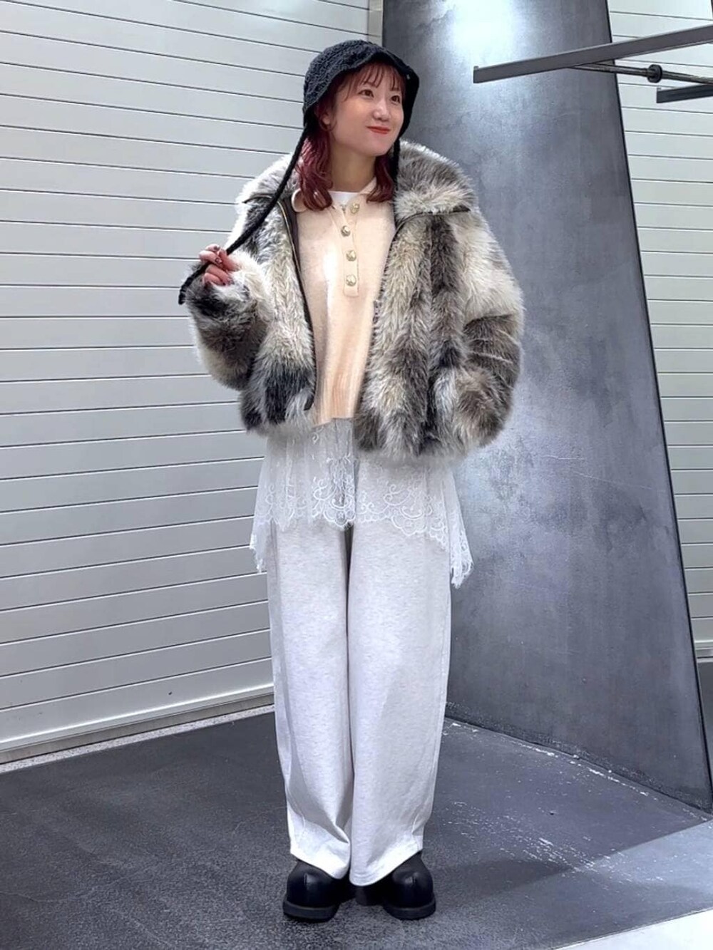 グレー系のブルゾン、ブラック系のその他シューズ、ホワイト系のTシャツ/カットソーを着用したレディースの冬コーディネートの2枚目の写真