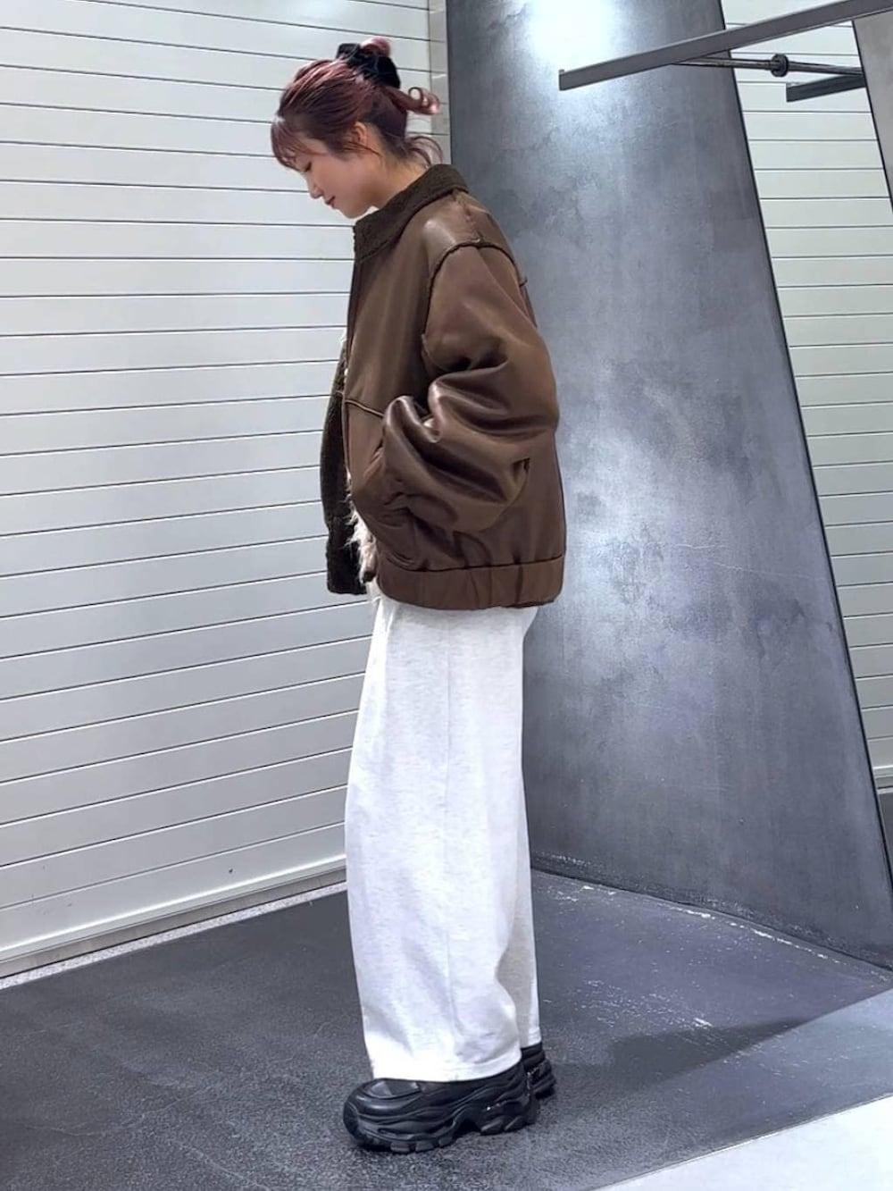 ホワイト系のTシャツ/カットソー、ブラック系のローファー、ブラウン系のブルゾンを着用したレディースの冬コーディネートの7枚目の写真