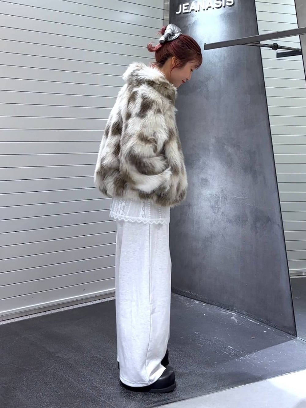 グレー系のブルゾン、ホワイト系のその他トップス、ブラック系のその他シューズを着用したレディースの秋コーディネートの4枚目の写真