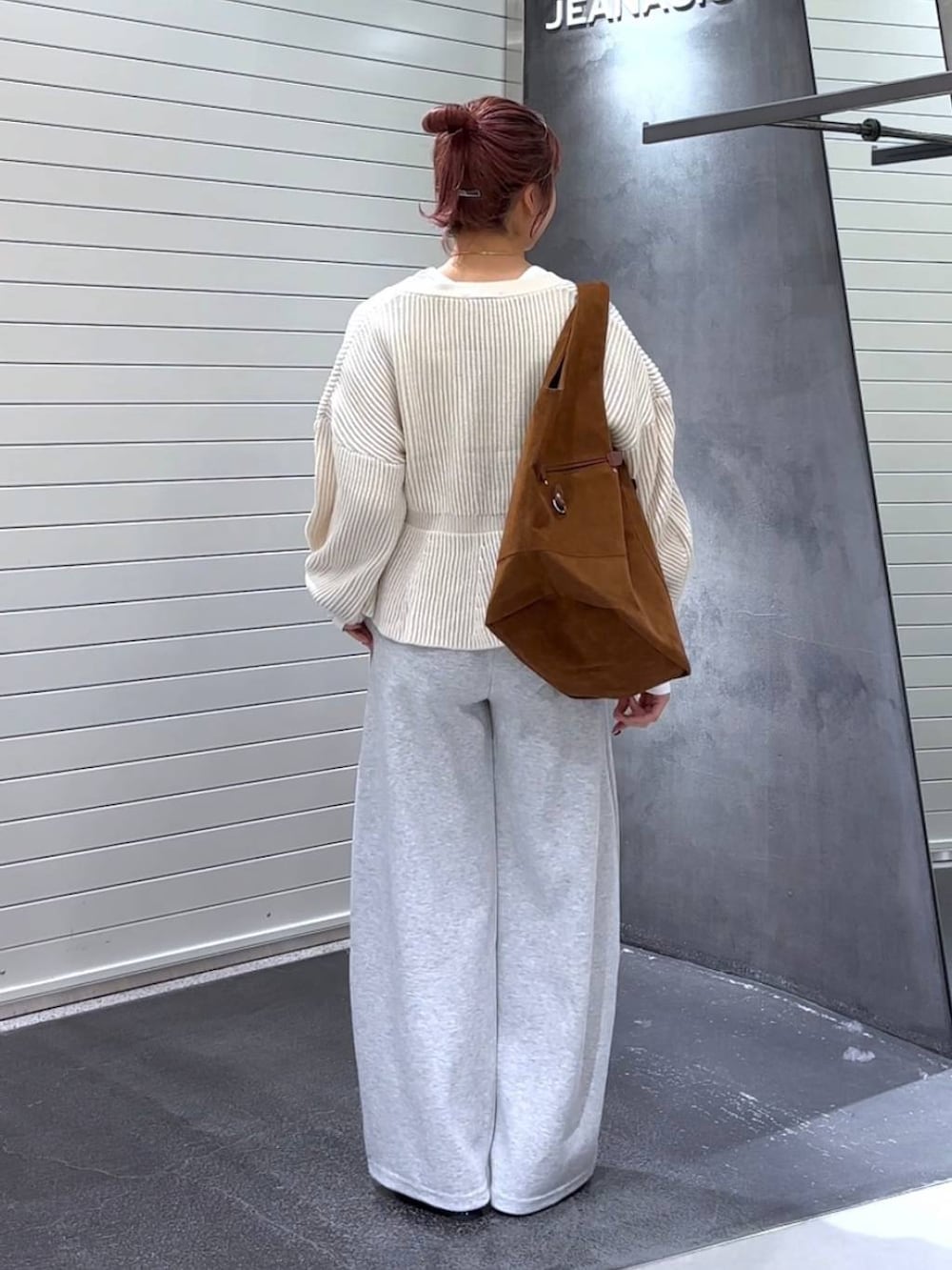 ホワイト系のTシャツ/カットソー、グレー系のスウェットパンツ、ブラウン系のトートバッグを着用したレディースの秋コーディネートの5枚目の写真