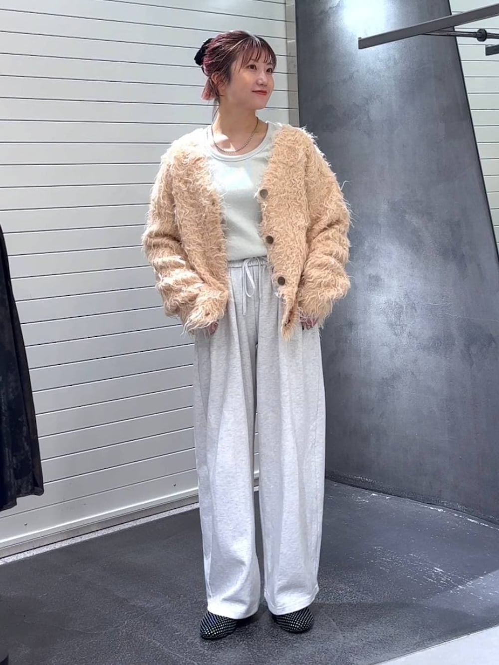 ホワイト系のTシャツ/カットソー、ブラック系のパンプス、オレンジ系のカーディガン/ボレロを着用したレディースの冬コーディネートの2枚目の写真