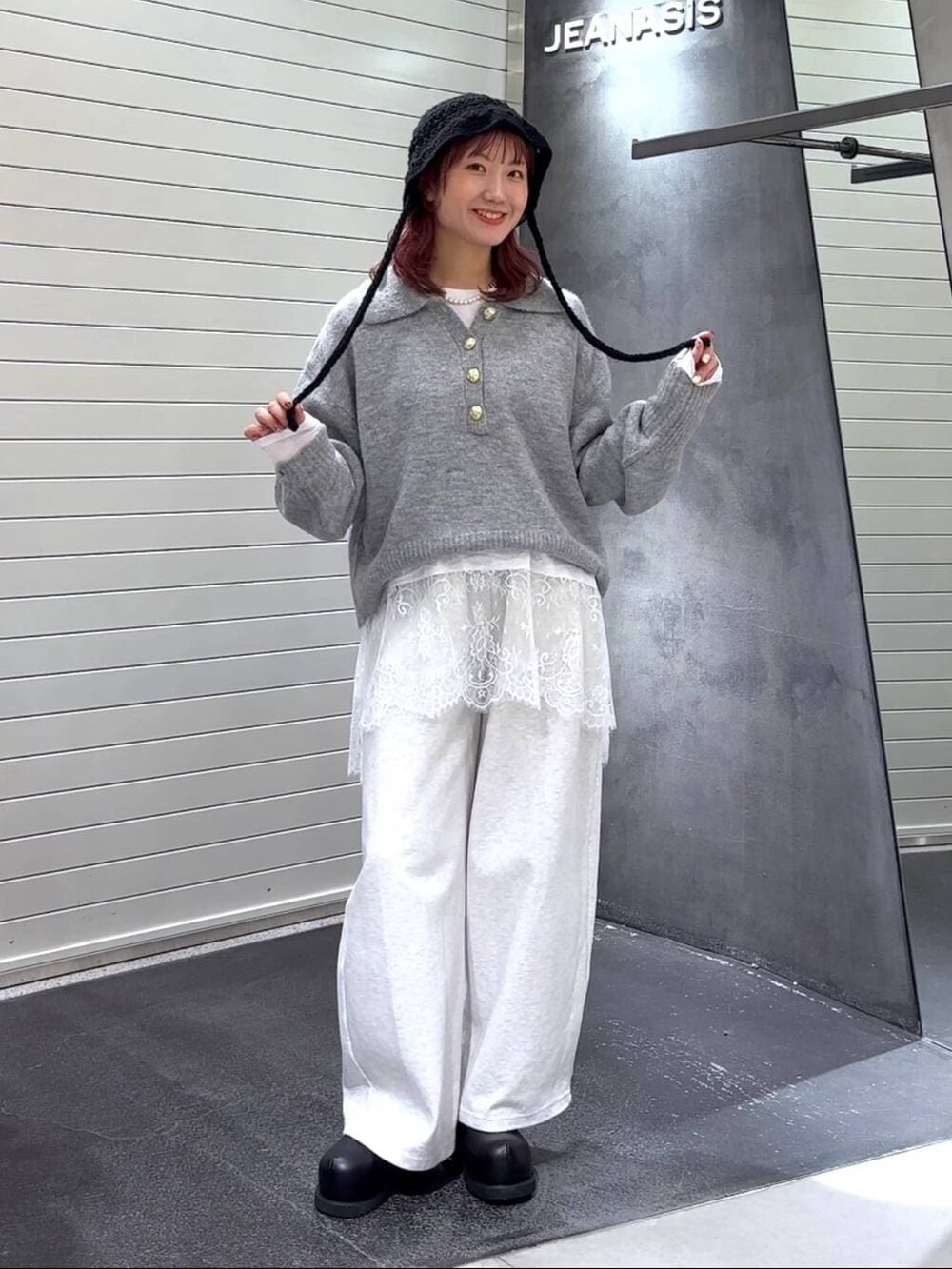 ブラック系のその他シューズ、ホワイト系のTシャツ/カットソー、ベージュ系のスウェットパンツを着用したレディースの冬コーディネートの3枚目の写真