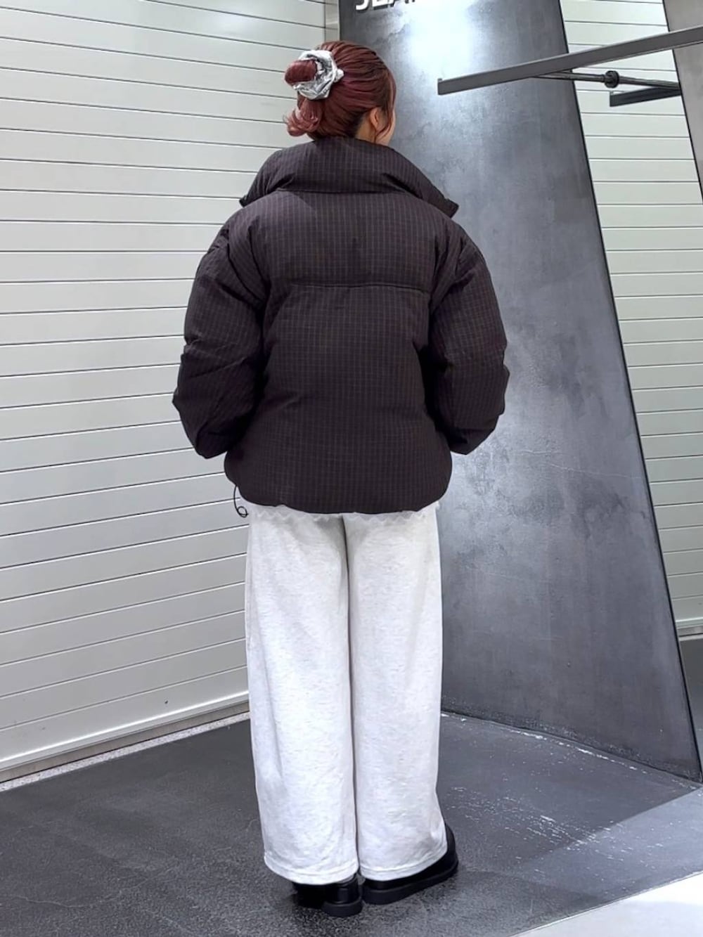 ブラウン系のブルゾン、ホワイト系のその他トップス、ブラック系のその他シューズを着用したレディースの秋コーディネートの4枚目の写真