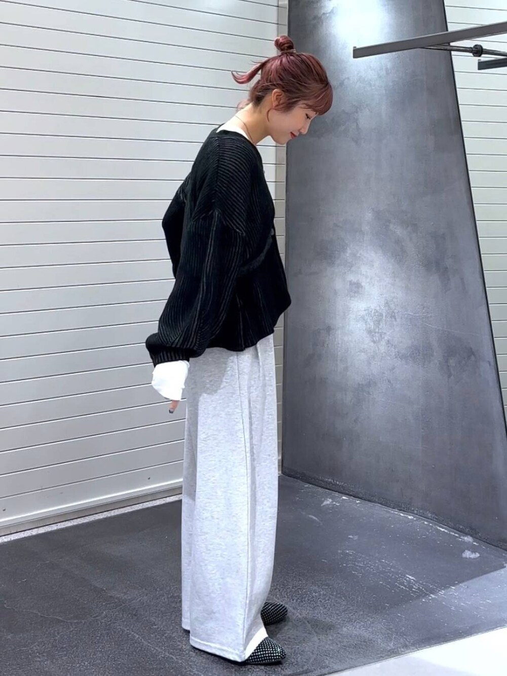 ホワイト系のTシャツ/カットソー、グレー系のスウェットパンツ、ブラック系のカーディガン/ボレロを着用したレディースの秋コーディネートの4枚目の写真