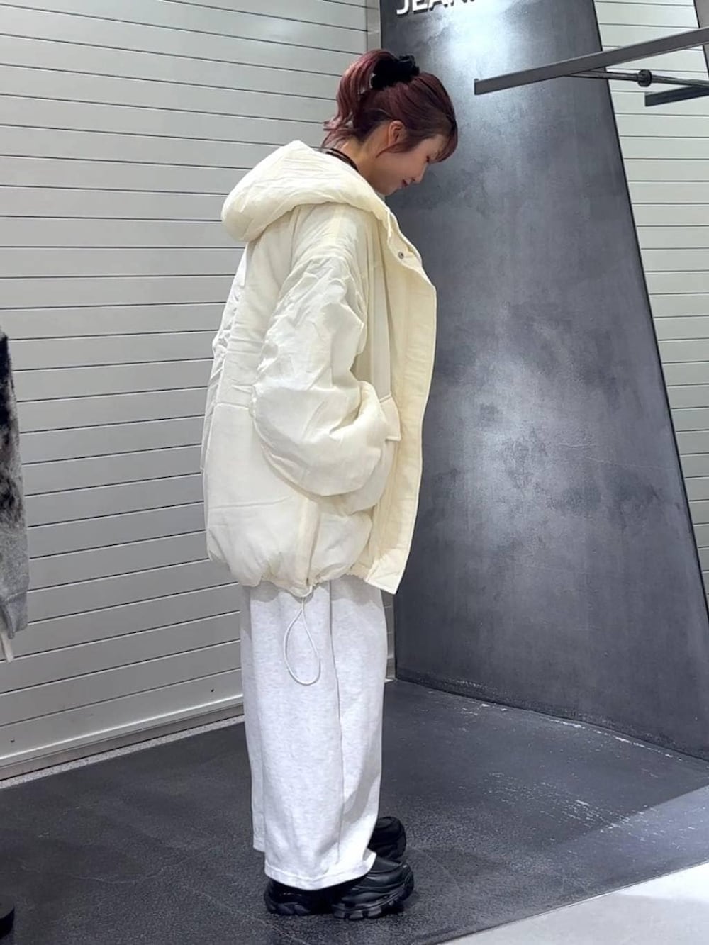 ベージュ系のブルゾン、ブラウン系のニット/セーター、ブラック系のローファーを着用したレディースの秋コーディネートの4枚目の写真