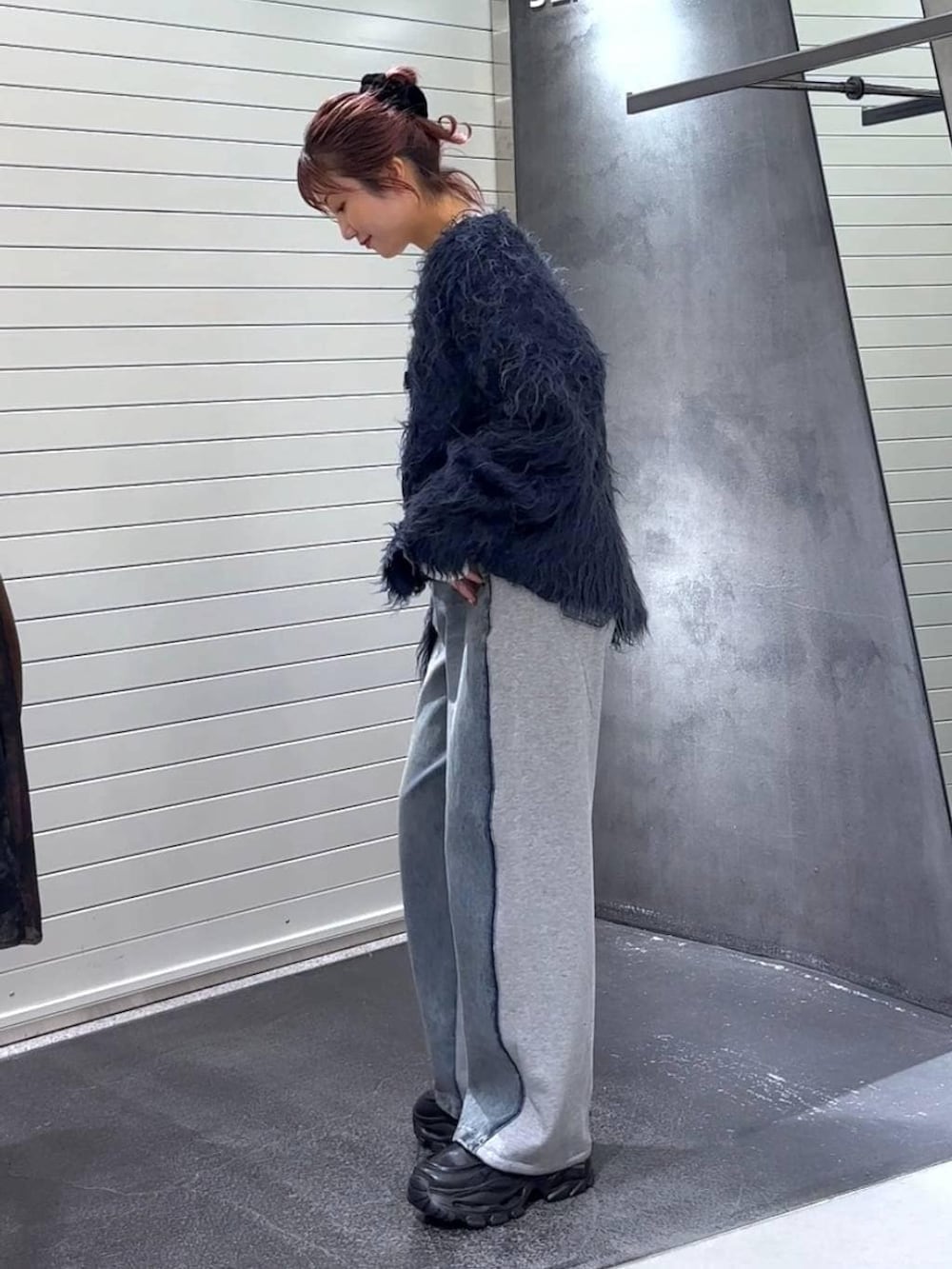 ホワイト系のTシャツ/カットソー、ブラック系のローファー、ブルー系のデニムパンツを着用したレディースの冬コーディネートの7枚目の写真