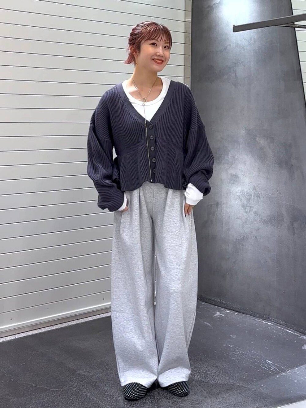 ホワイト系のTシャツ/カットソー、グレー系のスウェットパンツ、パープル系のカーディガン/ボレロを着用したレディースの秋コーディネートの3枚目の写真