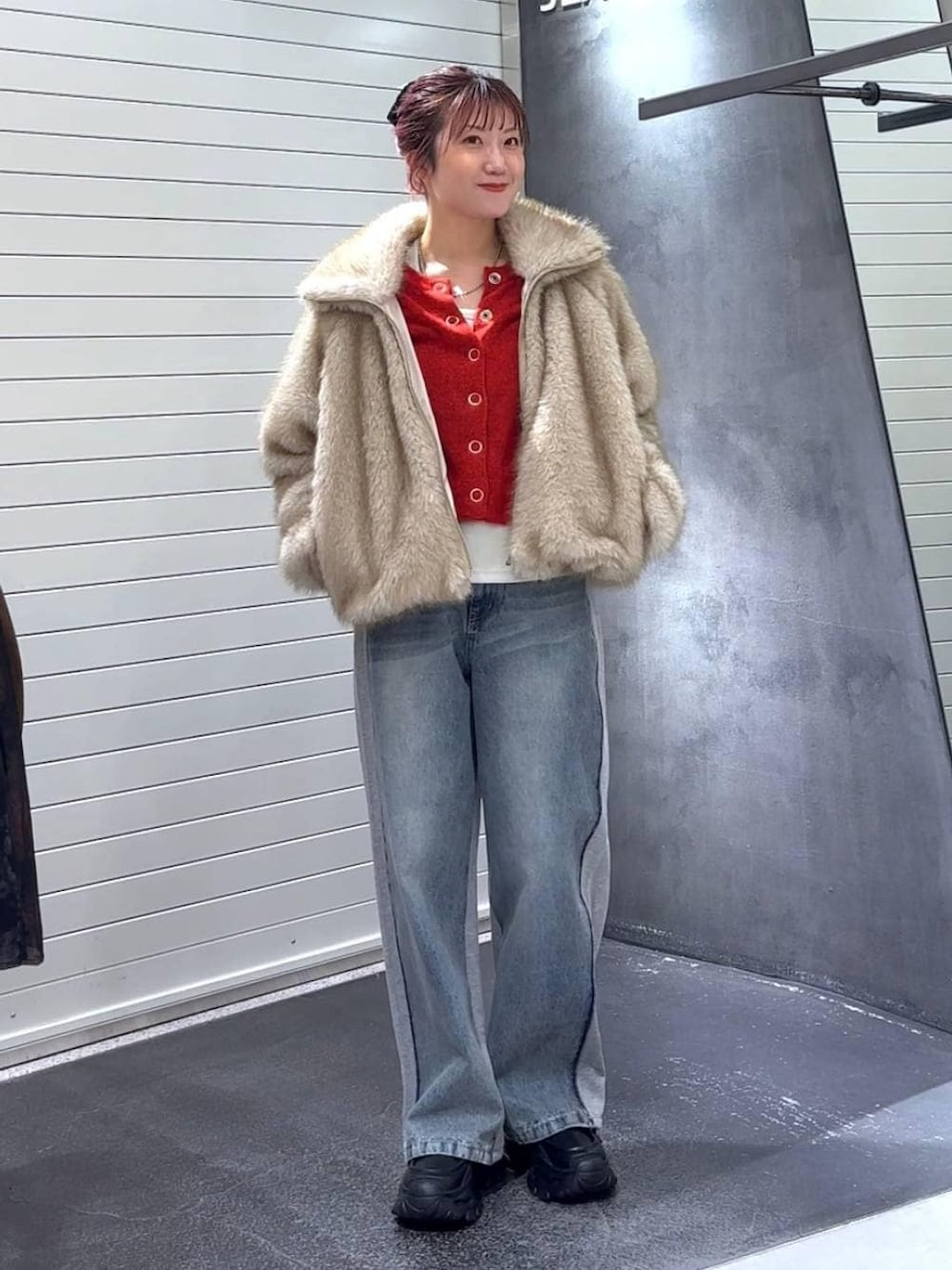 ベージュ系のブルゾン、ホワイト系のTシャツ/カットソー、ブラック系のローファーを着用したレディースの冬コーディネートの4枚目の写真